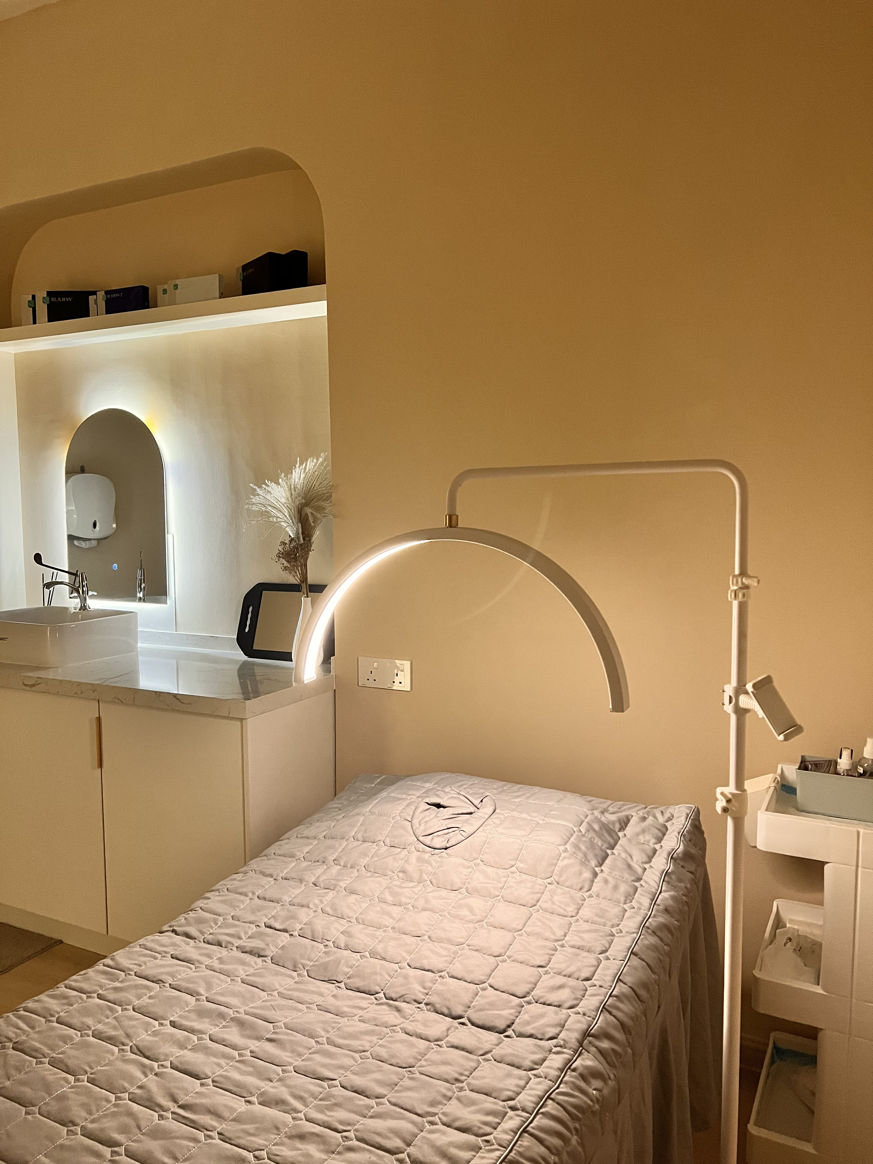 Treatment room at Klinik Dr Diana — calm, doctor-led aesthetic care in Seremban and Bandar Baru Bangi.