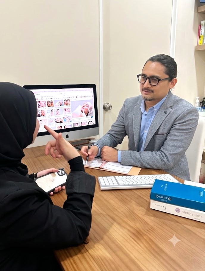 Doctor consulting with patient at Klinik Dr Diana.