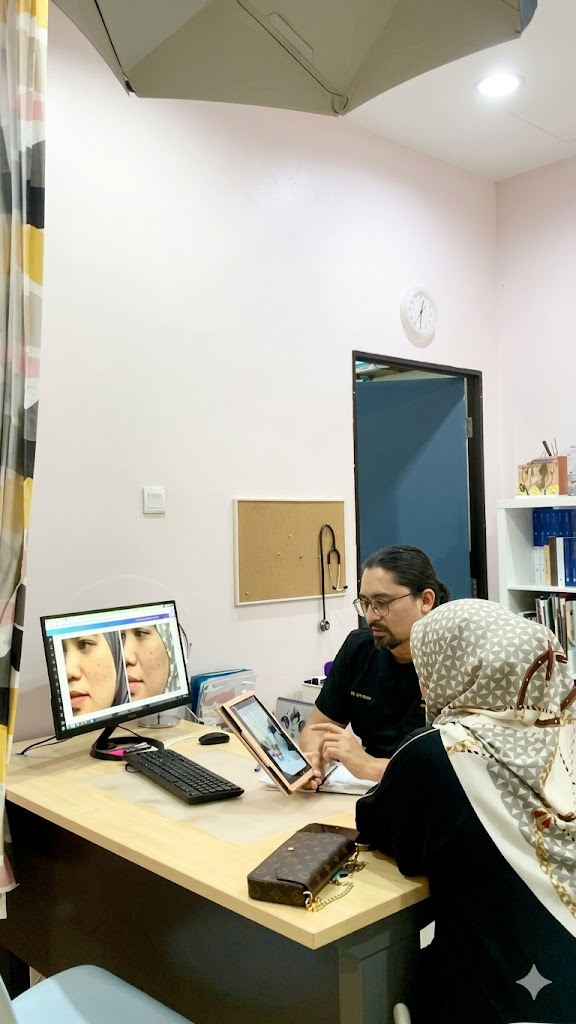 Doctor reviewing skin analysis with a patient during a deep acne scar consultation at Klinik Dr Diana