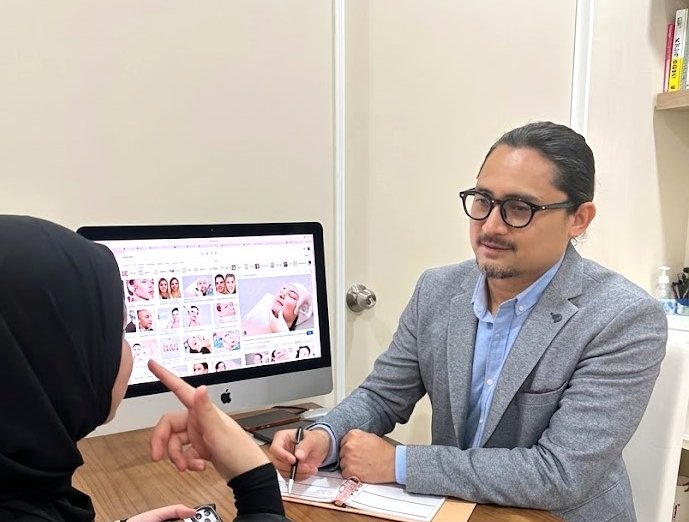 Doctor discussing skin concerns with a patient during a consultation at Klinik Dr Diana