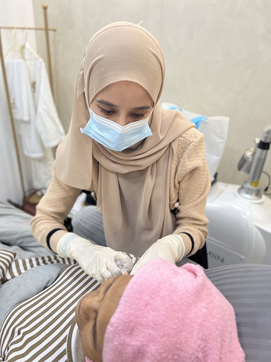 Doctor performing a skin booster injection treatment for pigmentation and skin quality at Klinik Dr Diana